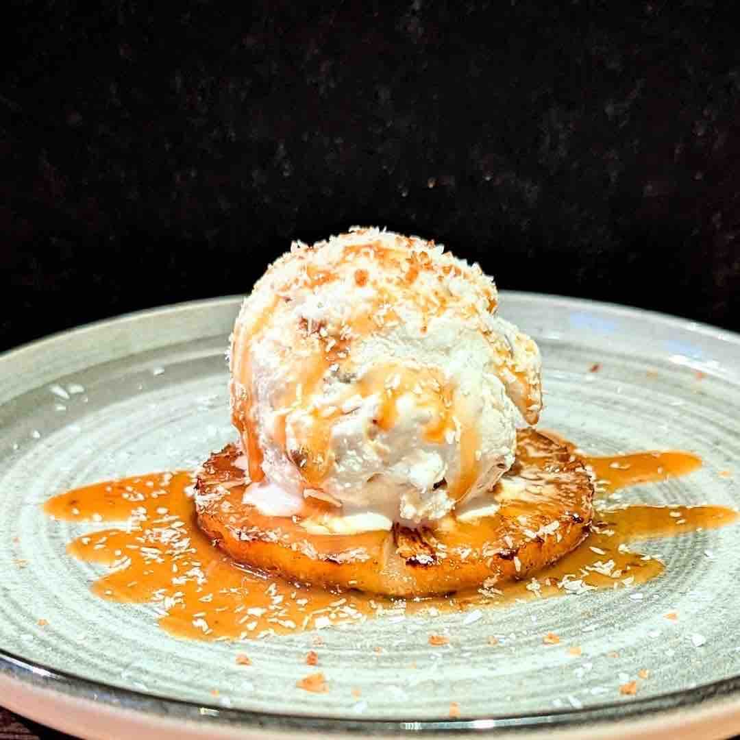 Gegrilde ananas met salted caramel ijs