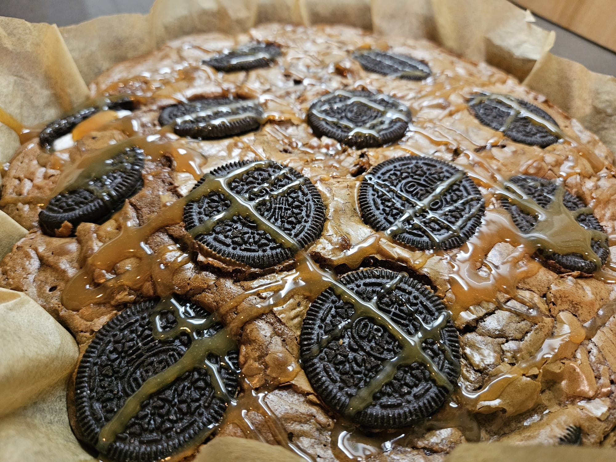 Oreo Brownie Karamel van de Kamado